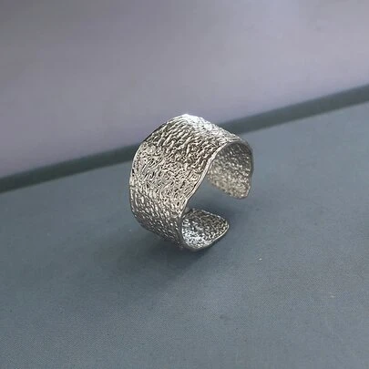 Anillo abierto con textura