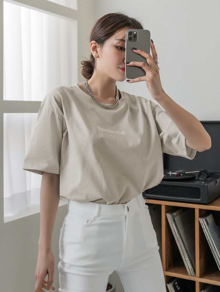 DAZY Đồ họa Chữ cái Áo thun Thả vai - Màu Khaki - Xem 1