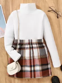 女孩高領T恤和格紋半身裙不附帶包