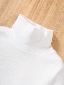 女孩高領T恤和格紋半身裙不附帶包