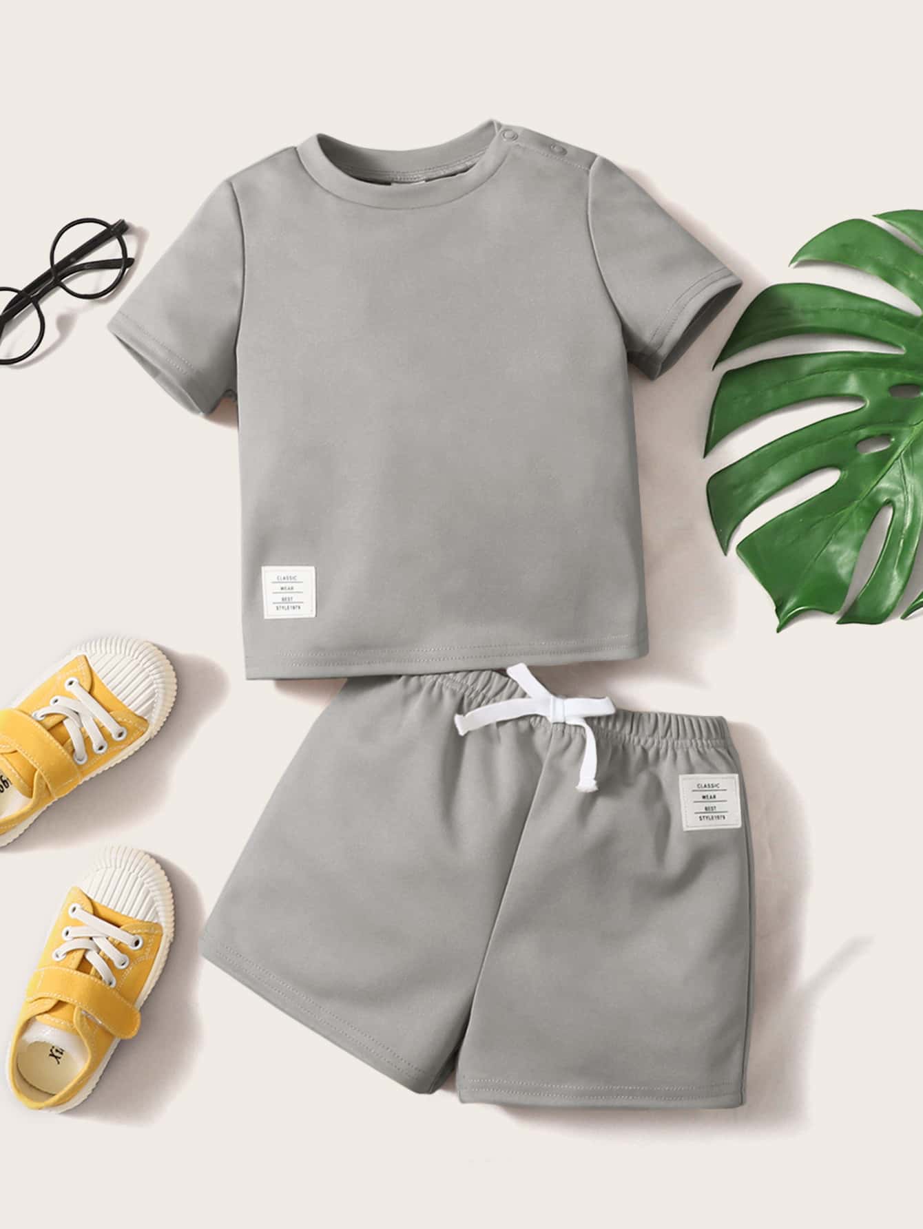 SHEIN Đứa bé trai Chi tiết Patched thư Áo thun & Tie Trước Quần short - Xám - Xem 1