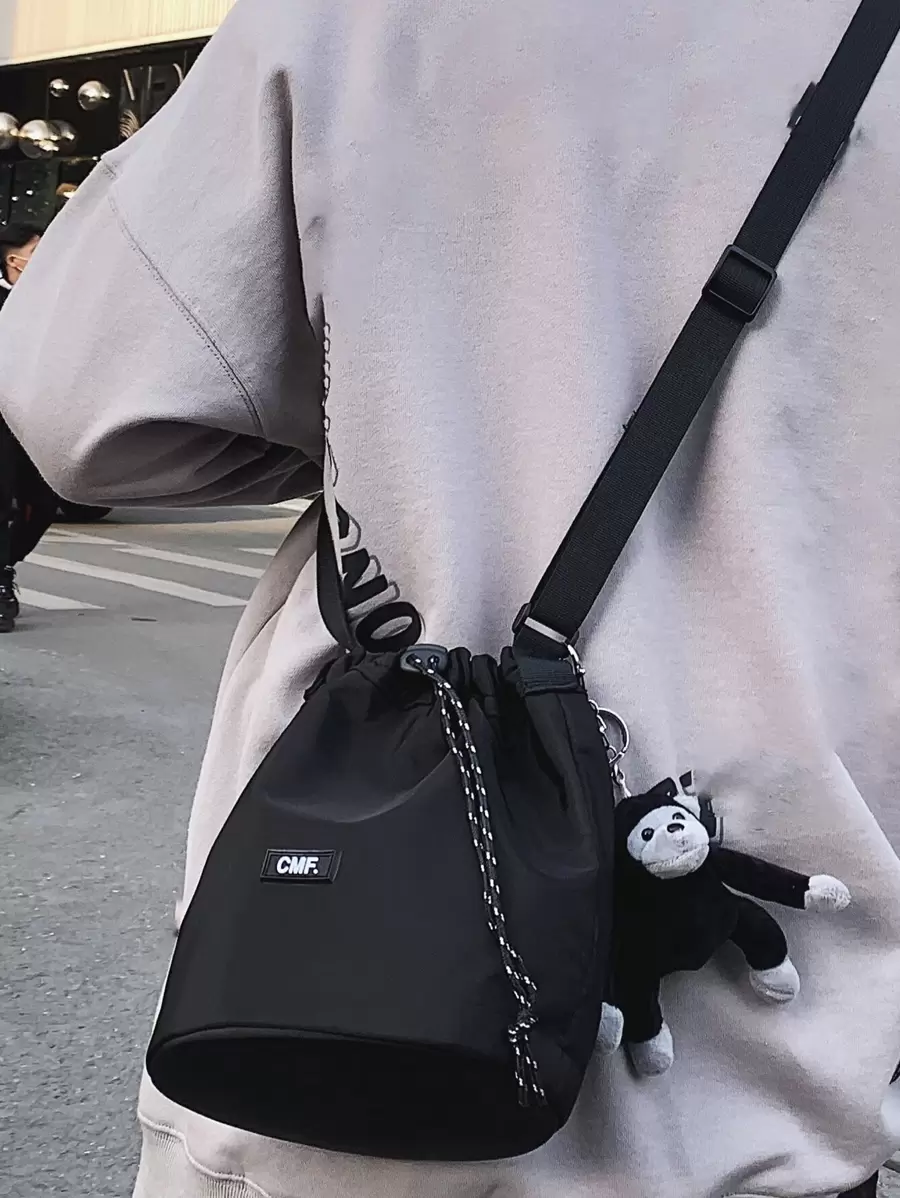 Túi đeo chéo mini thời trang thiết kế có túi đựng chữ và dây rút, phù hợp với mọi phong cách, có phụ kiện trang trí, quà tặng vui nhộn, quà tặng du lịch ngày lễ cho nam, quà tặng kỳ nghỉ cho nam, quà tặng máy tính xách tay, túi da sinh viên dùng ngoài trời dung tích lớn, túi tote màu đen, đồ dùng du lịch thiết yếu, túi đựng đồ dùng ngày lễ cho nam, túi đeo chéo cắm trại cho nam, túi mùa hè, túi đeo vai trở lại trường, túi đeo chéo, đồ dùng học tập mùa xuân, túi nhỏ, ví, đồ dùng cho cuộc sống mới, túi đeo hông cho nam, đồ dùng thiết yếu cho nam - màu đen - Xem 1