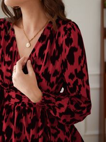 SHEIN Frenchy 交疊領抽褶袖口滿版印花荷葉邊下擺襯衫 - 紅色 - 查看 2