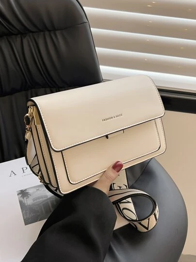 時尚簡約的蓋子包，配寬帶可斜跨或肩背（兩側隨機金屬扣）