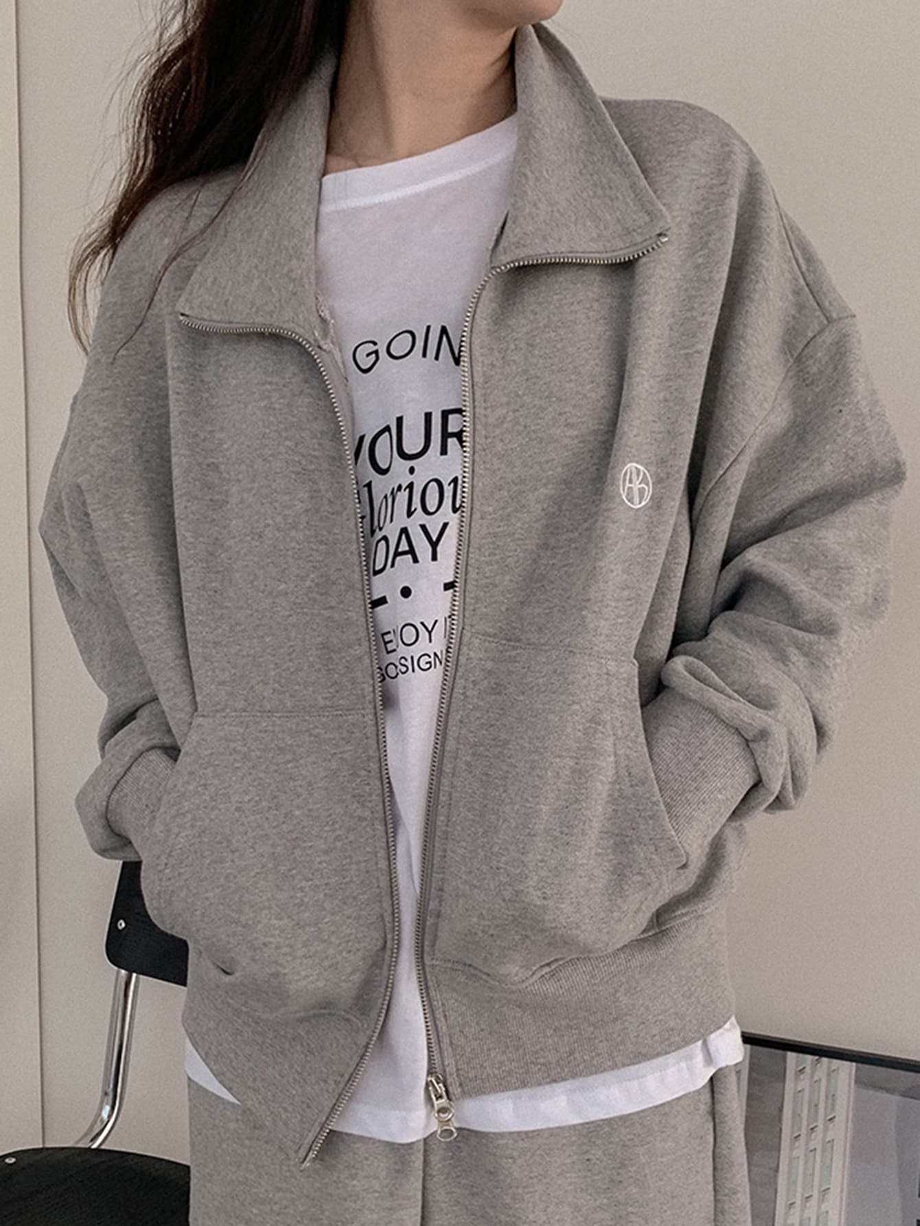 DAZY 1入組字母刺繡拉鏈開襟落肩袖運動衫 - 灰色 - 查看 1