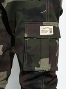 Manfinity Roghcode 鬆身版型男士迷彩口袋束腳長褲，帶蓋口袋，迷彩圖形，軍綠色出遊