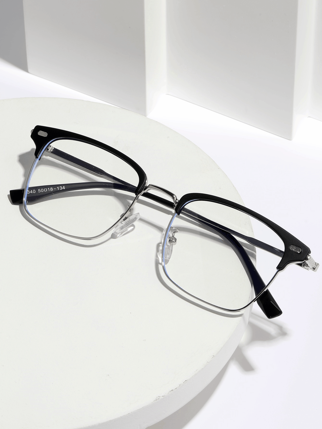 1 件装经典金属混合框架复古铆钉韩式装饰眼镜，黑色或银色铜框，适合大学生、休闲阅读、电脑、游戏、缓解眼疲劳，附赠眼镜盒和眼镜带 - 黑與白 - 查看 2