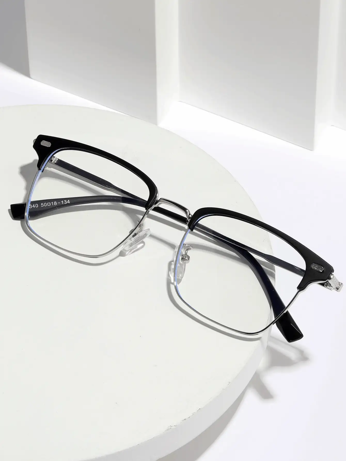 1 件装经典金属混合框架复古铆钉韩式装饰眼镜，黑色或银色铜框，适合大学生、休闲阅读、电脑、游戏、缓解眼疲劳，附赠眼镜盒和眼镜带 - 黑與白 - 查看 2