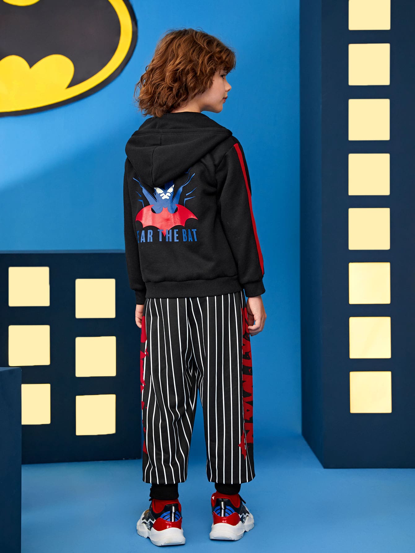 BATMAN X SHEIN 男孩字母和卡通圖案連帽衫和條紋圖案長褲