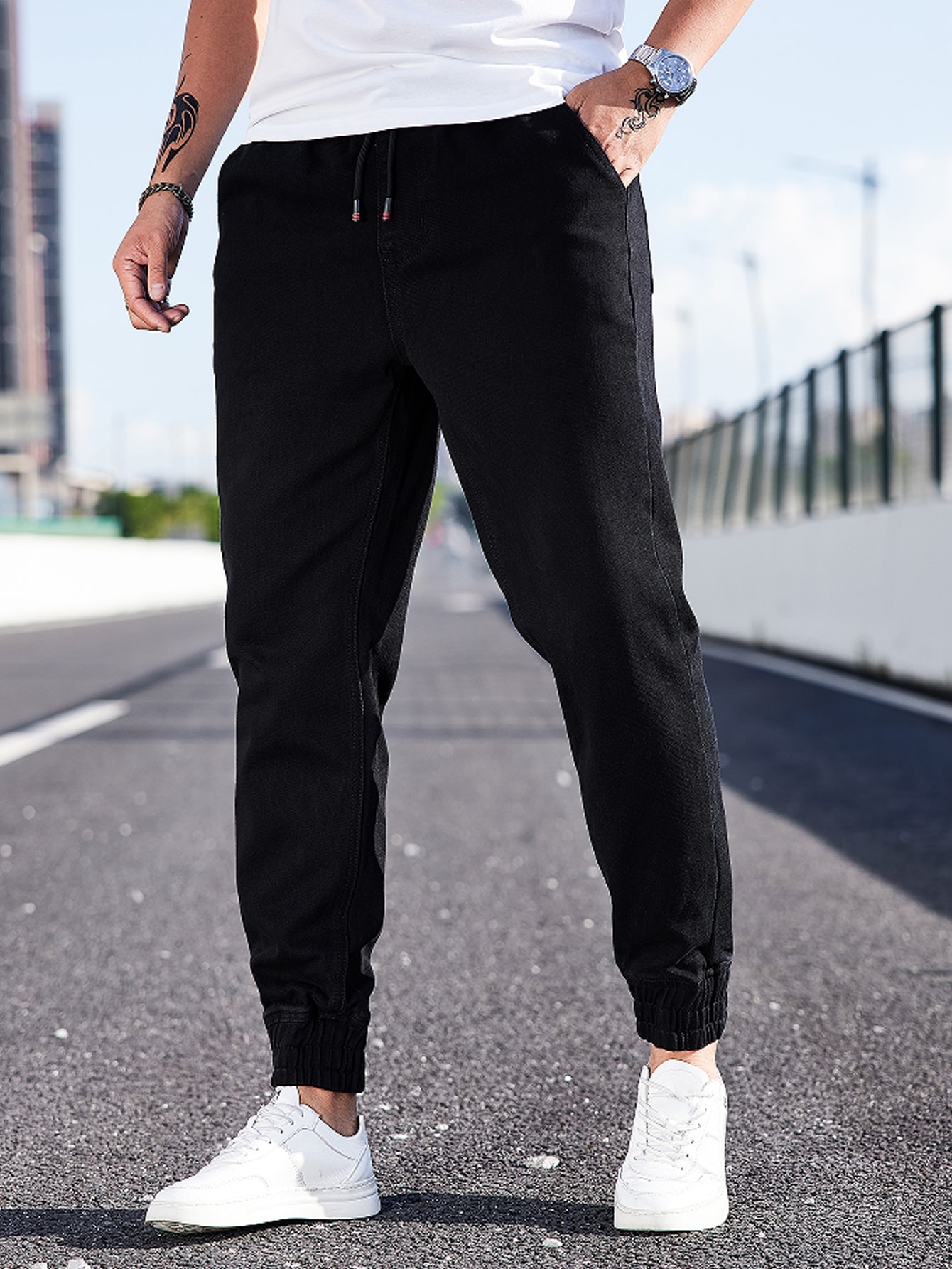 جينز رياضي رجالي بخصر أربطة مصنوع من القطن بقصة مس...