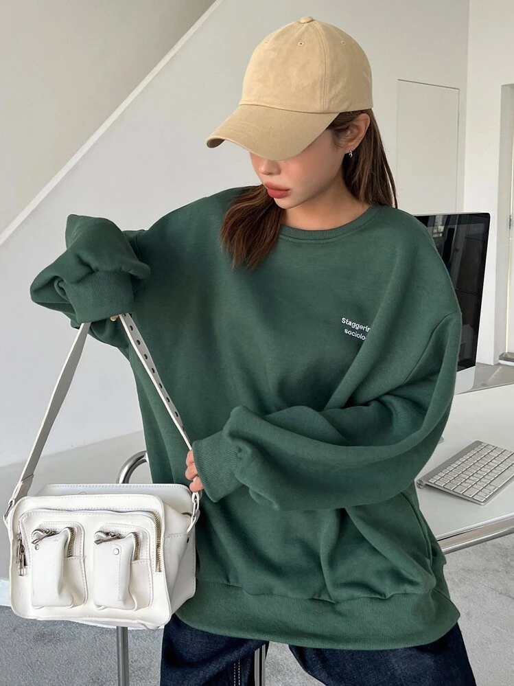 DAZY Áo nỉ giữ nhiệt vai trễ thêu chữ - Màu xanh lá cây đậm - Xem 4