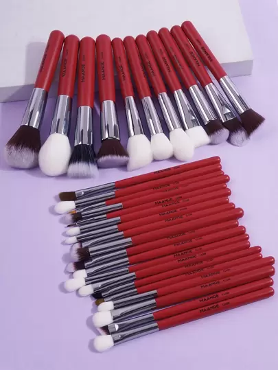 30支化妆刷套装，包含眼影、粉底、腮红、散粉等，柔软易用，是打造精致妆容的理想之选。套装包含各种化妆刷，是化妆工具的完美组合，也是馈赠亲友的精美礼品套装。