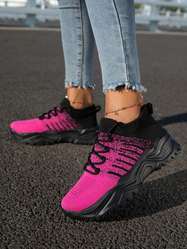 حذاء رياضي مكتنز ألوان متجانسة رباط امامي