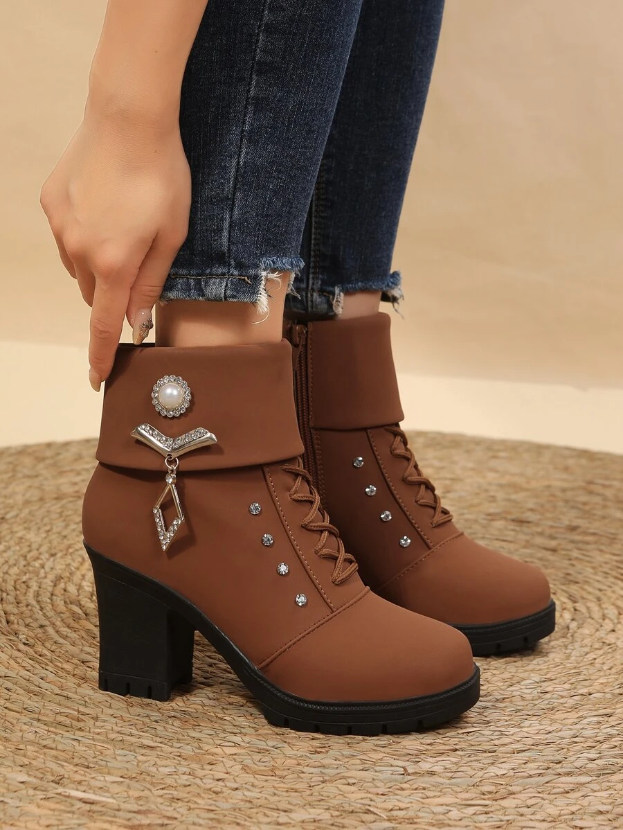 Botas Clássicas com Salto Grosso e Cadarço com Decoração de Strass para Outono/Inverno, Botas Femininas Sólidas de Cor Marrom com Decoração de Strass Fashionável