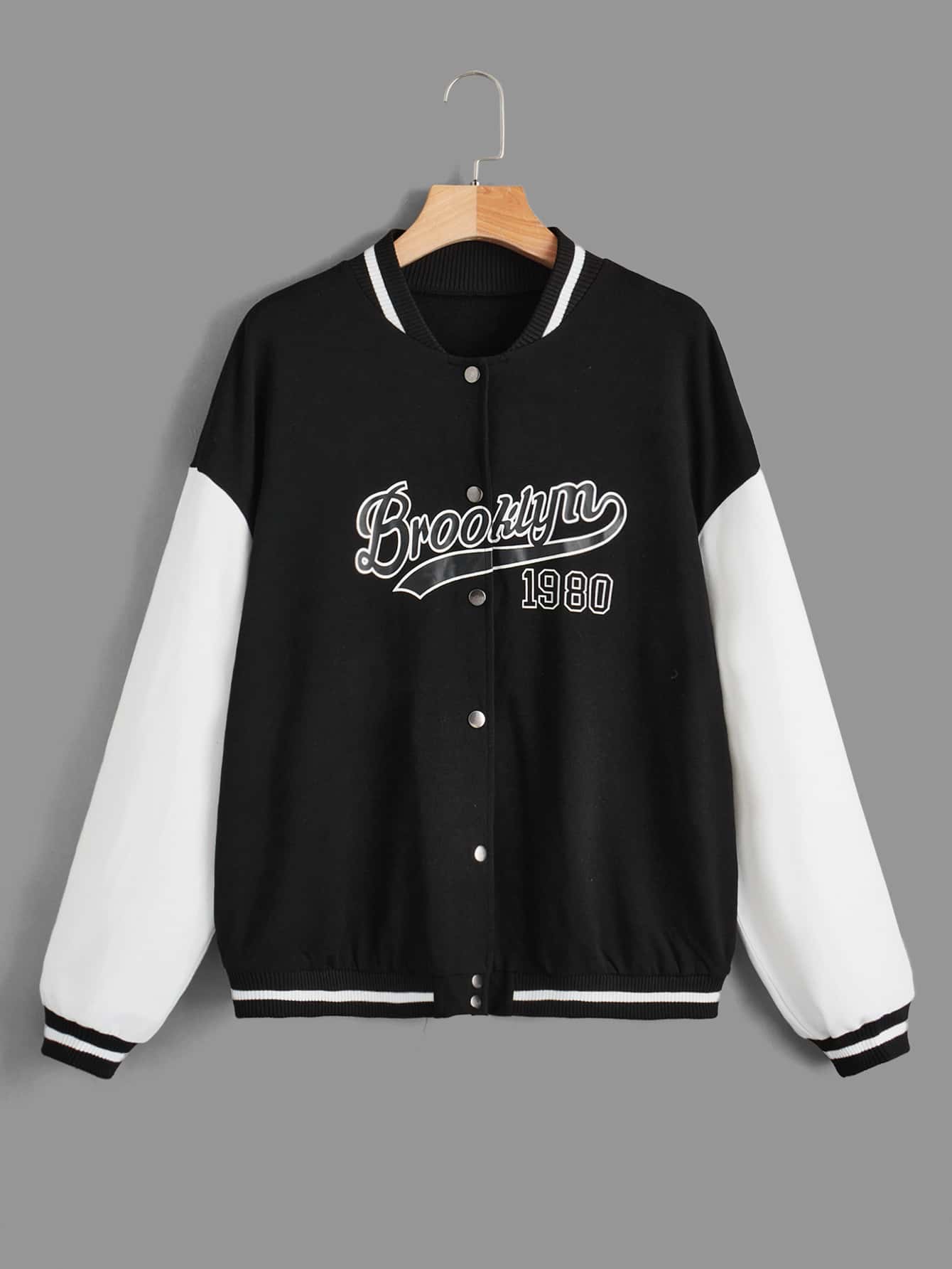 ROMWE Cazadora de universidad con letra de color combinado con botón delantero - Blanco y Negro - Ver 1