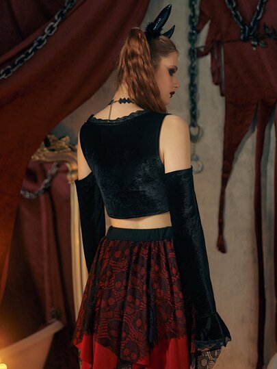 Camiseta con encaje en contraste de hombros descubiertos de terciopelo