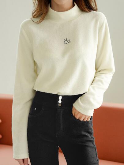 تي شيرت بياقة مضلعة وتفاصيل تطريز على الصدر والأكمام و بطانة دافئة