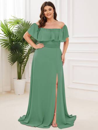 فستان وصيفة العروس أنيق وأنثوي للحجم الكبير بالكتف المكشوفة