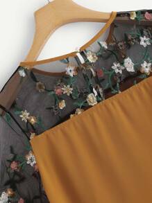 SHEIN LUNE Blusa con diseño de cordón con malla en contraste con bordado floral-grande - Mostaza Amarilla - Ver 4