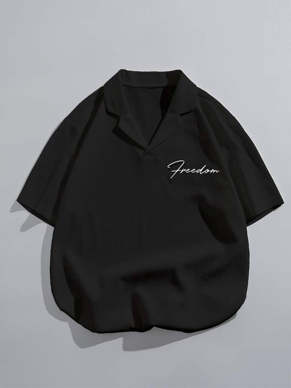 Manfinity Hypemode Hombres Camiseta con bordado de letra de cuello con solapa