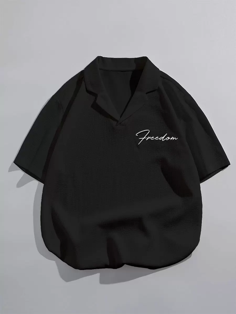 Manfinity Hypemode Hombres Camiseta con bordado de letra de cuello con solapa - Negro - Ver 1