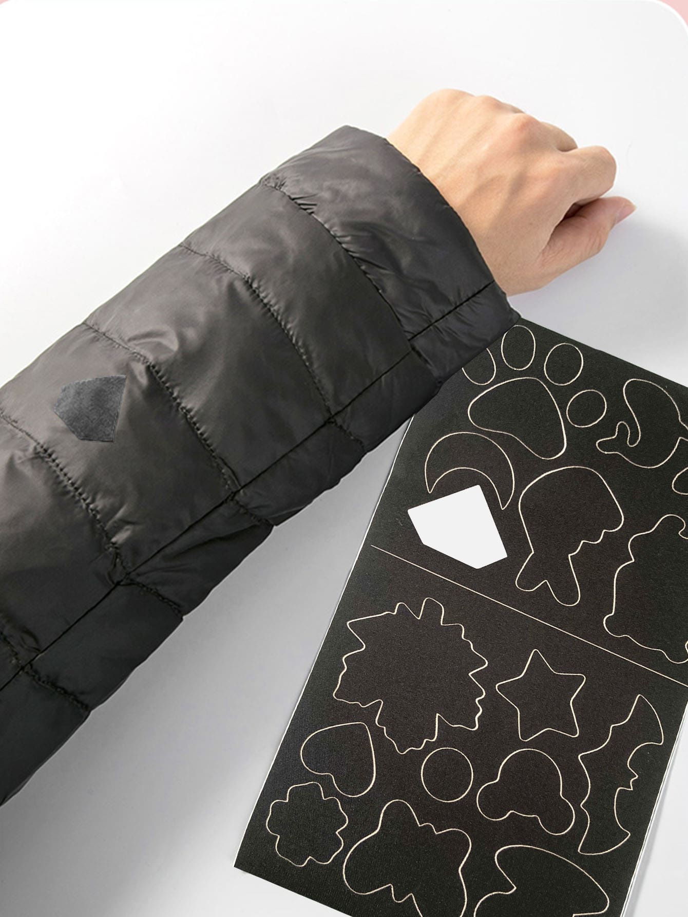 1入組羽絨服破洞貼佈黑色自粘服裝貼佈 - 黑色 - 查看 1