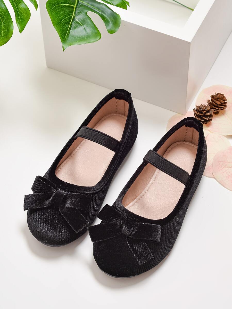 女孩蝴蝶結裝飾芭蕾舞鞋