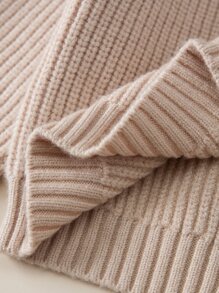 SHEIN Nuevo suéter tejido para bebés y niñas jóvenes de otoño e invierno. Este suéter de estilo minimalista de color beige muestra un diseño fresco y sencillo. El estilo simple y generoso es adecuado para mostrar la ternura y la alegría de las niñas pequeñas. El diseño de cuello pequeño proporciona calidez y comodidad, lo que lo hace talla grande conveniente para usar y también muestra un sentido de la moda. Fabricado con tela suave y cómoda, este suéter brinda una experiencia de uso cómoda para los bebés, adecuada para pieles delicadas de bebés. Este traje de gateo es adecuado para usar en casa para actividades de ocio, mostrando la calidez y la felicidad de la familia. También es adecuado para actividades en interiores, como reuniones familiares o jugar. - Caqui - Ver 3