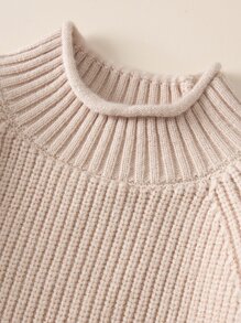 SHEIN Nuevo suéter tejido para bebés y niñas jóvenes de otoño e invierno. Este suéter de estilo minimalista de color beige muestra un diseño fresco y sencillo. El estilo simple y generoso es adecuado para mostrar la ternura y la alegría de las niñas pequeñas. El diseño de cuello pequeño proporciona calidez y comodidad, lo que lo hace talla grande conveniente para usar y también muestra un sentido de la moda. Fabricado con tela suave y cómoda, este suéter brinda una experiencia de uso cómoda para los bebés, adecuada para pieles delicadas de bebés. Este traje de gateo es adecuado para usar en casa para actividades de ocio, mostrando la calidez y la felicidad de la familia. También es adecuado para actividades en interiores, como reuniones familiares o jugar. - Caqui - Ver 4
