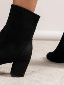 Ankle-Hugging Boot Design With Elegant Lines And Chunky Heel Adds A Sense Of Stability, Suitable For Various Occasions Like Commuting And Dating, Easily Creating A Polished Look. - Black - View 4