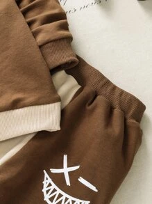 SHEIN Young Boy Cartoon Face Print Two Tone Sweatshirt & Sweatpants - Multicolor - View 4