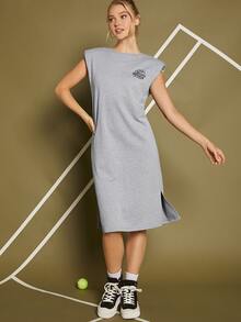 SHEIN Vestido tenis con estampado de slogan bajo con abertura - Gris Claro - Ver 5