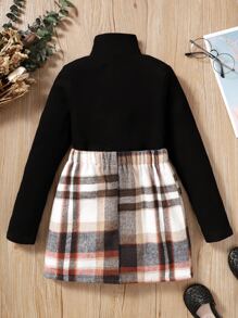 女孩高領T恤和格紋半身裙不附帶包