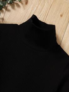 女孩高領T恤和格紋半身裙不附帶包