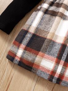 女孩高領T恤和格紋半身裙不附帶包