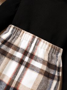 女孩高領T恤和格紋半身裙不附帶包