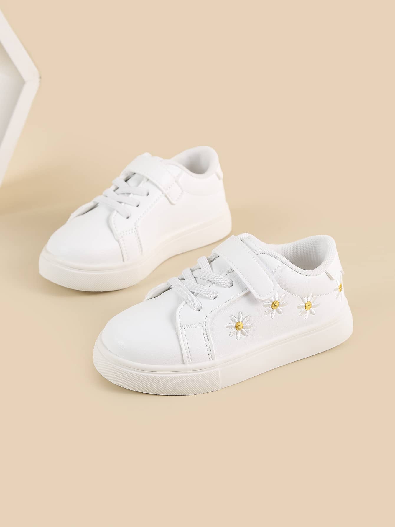 1 双女童花卉刺绣钩环运动鞋，白色 - 白色 - 查看 1