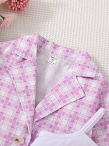 女孩素色吊帶上衣和格紋印花西裝外套和裙子