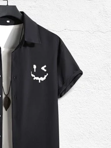 Manfinity Homme Hombres Camisa con estampado de expresión con botón delantero sin camiseta - Negro - Ver 4