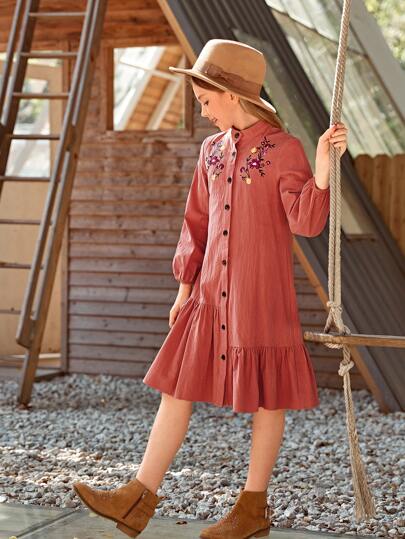 فستان مطرز بزهور وأطراف مكشكشة وأزرار أمامية بنات