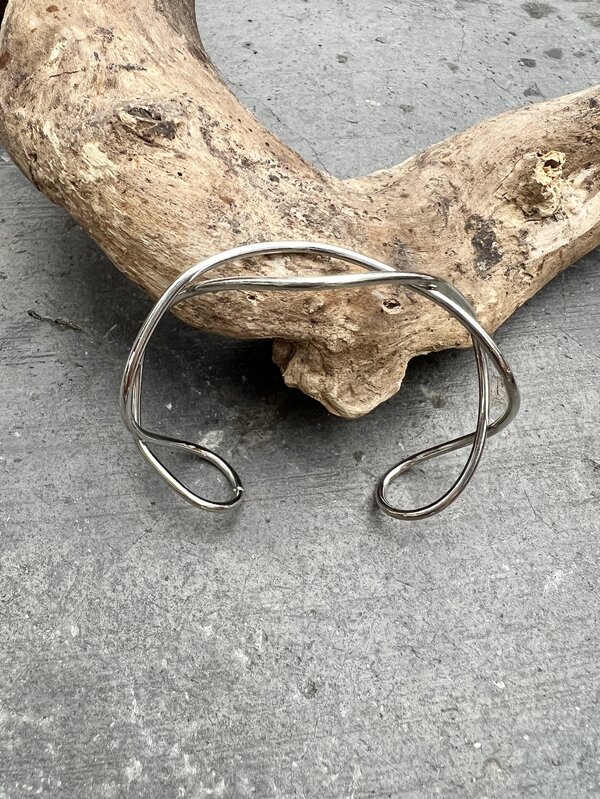 Pulsera abierta con abertura