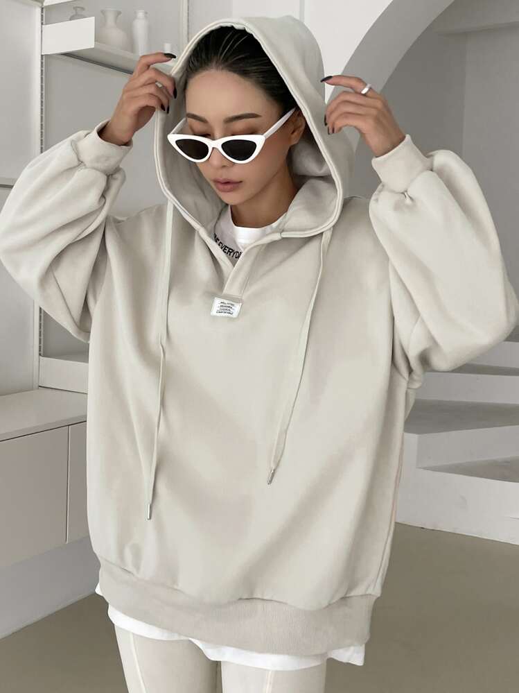 DAZY Áo hoodie có dây rút hở vai vá chữ, áo dài tay, quần áo mùa thu cho nữ - trắng - Xem 6