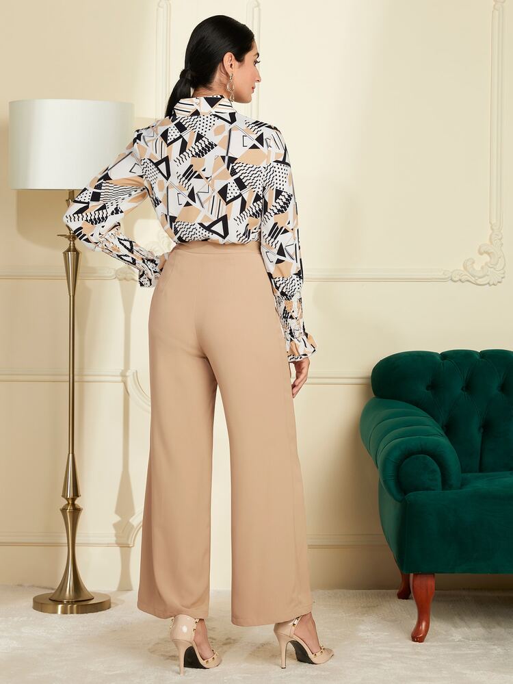 Modelyn 幾何印花繫帶領荷葉袖上衣和褲子 - 彩色 - 查看 3