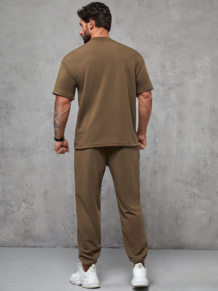 Manfinity Hombres Camiseta unicolor con bolsillo con solapa con pantalones deportivos - Marrón - Añade 2