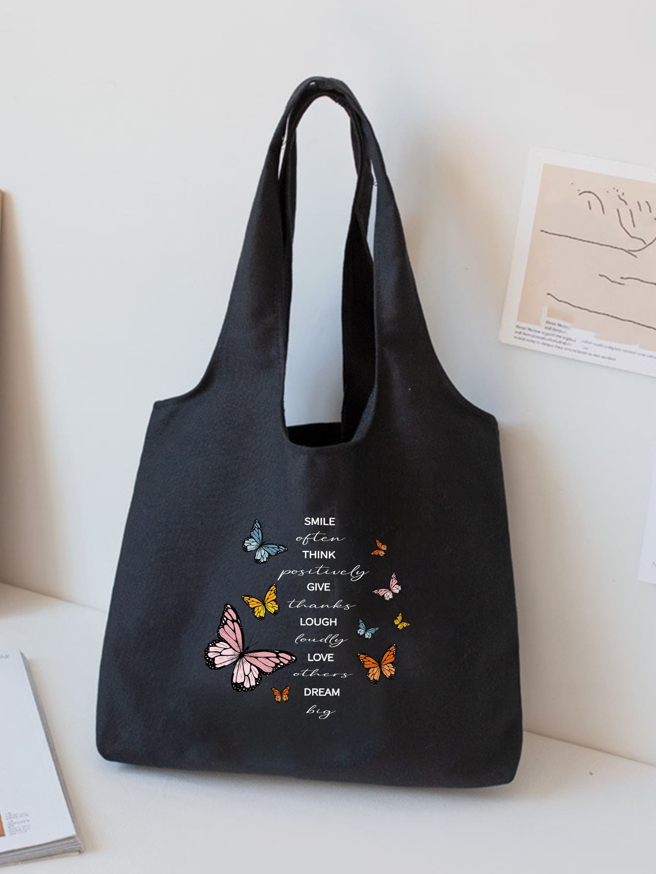 Bolsa de compras con estampado de mariposa y letra - Negro - Ver 1
