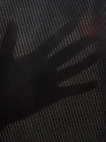 SHEIN EZwear Vestido tejido de canalé ribete en forma de lechuga de cuello V de hombros descubiertos - Negro - Ver 6