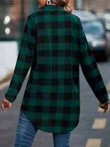 SHEIN LUNE Camisa con estampado de guingán con botón delantero bajo irregular - Verde Oscuro - Ver 2