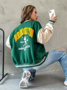 SHEIN x Carly Lawrence SHEIN MOOSTA Cazadora de universidad con estampado de figura y letra de hombros caídos de dos tonos - Verde militar - Ver 6