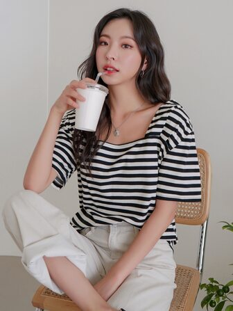 Camiseta De Rayas Con Cuello Cuadrado