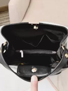 Yogodlns 这款复古优雅的大容量轻便鳄鱼纹水桶包，采用人造革材质，轻巧便携，时尚百搭。它是一款女士手提包，尺寸为 7.9 x 8.7 x 5.5 英寸（约 19 x 22 x 14 厘米）。这款迷你鳄鱼纹按扣水桶包，是母亲节送给妈妈、女孩、女性、大学生、职场新人及白领的理想之选，适合秋冬季节通勤使用。 - 寶藍色 - 查看 2